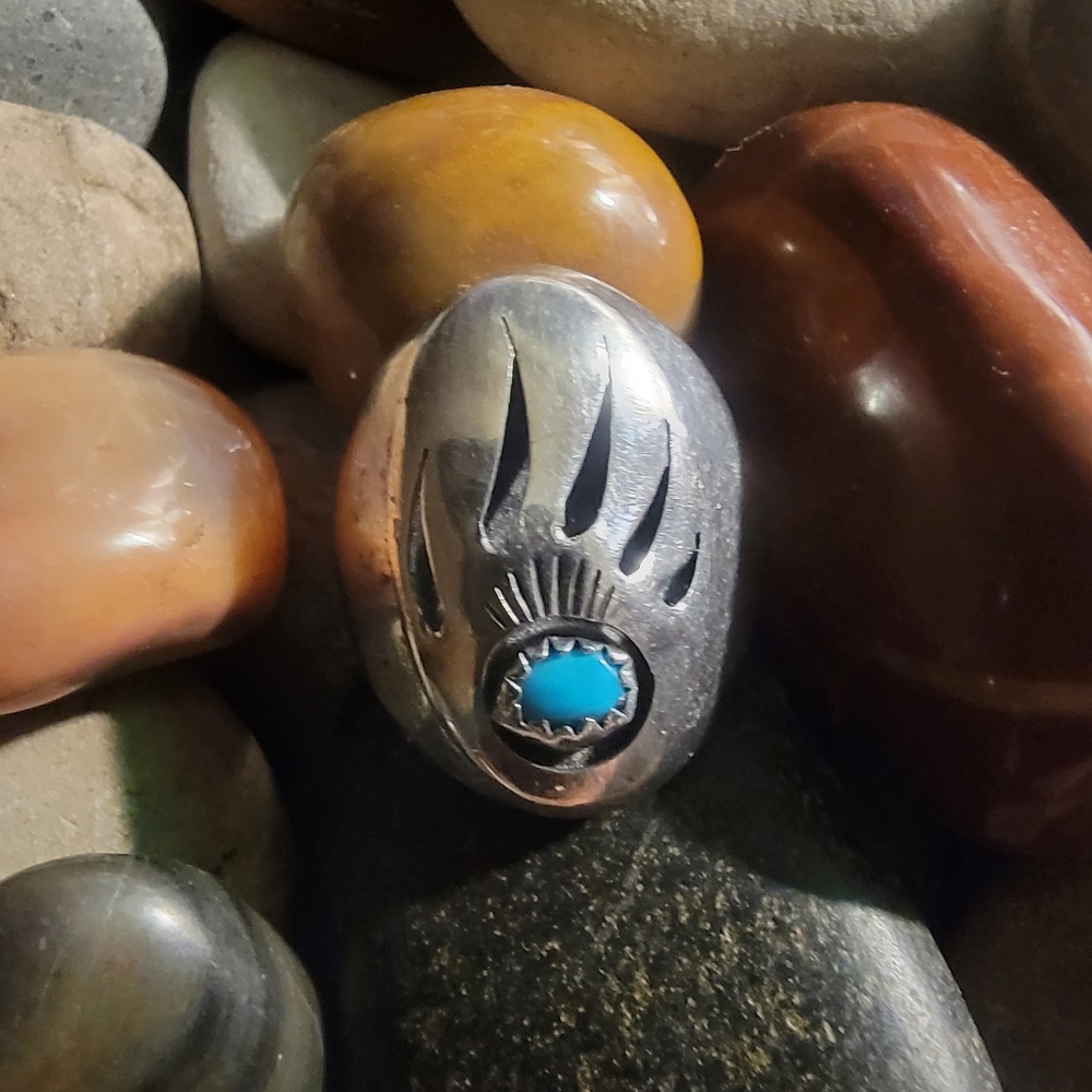 UNISEX STERLING SILVER AND TURQOISE BEAR CLAW RING . SIGNED, PRE-OWNED.$65.00